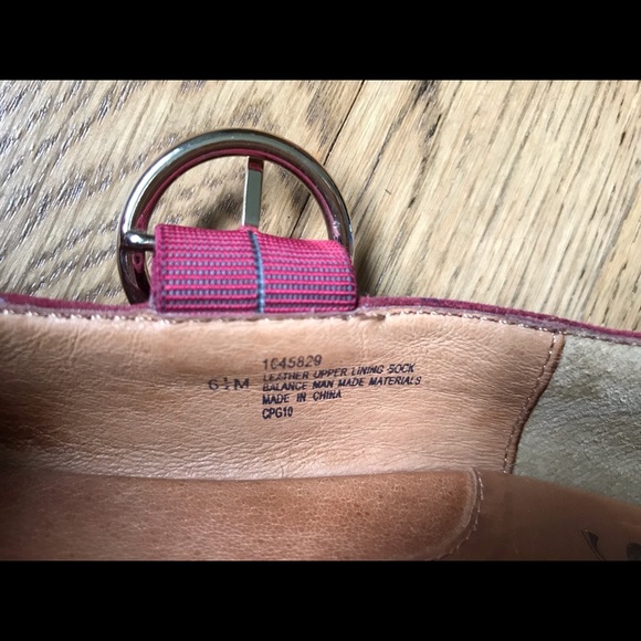 Wine colored Sofft heels - Picture 10 of 13